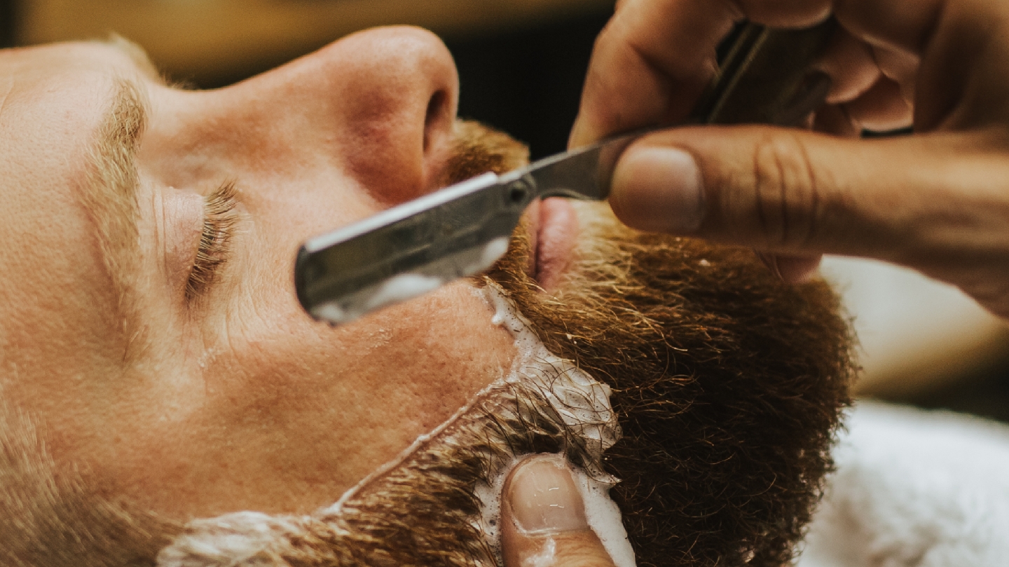 Acabamento de barba na navalha na Øks Barbearia - Pub